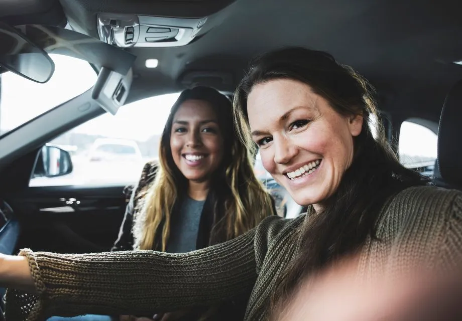 dos mujeres en el coche